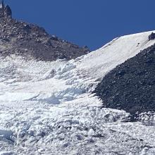 The bergshrund & exit onto the step of the Hotlum/Bolum Route