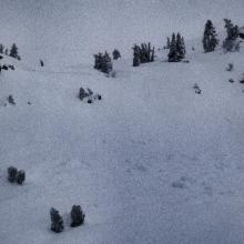 Not the best lighting, but crown line of recent wind slabavalanche visible along ridgeline